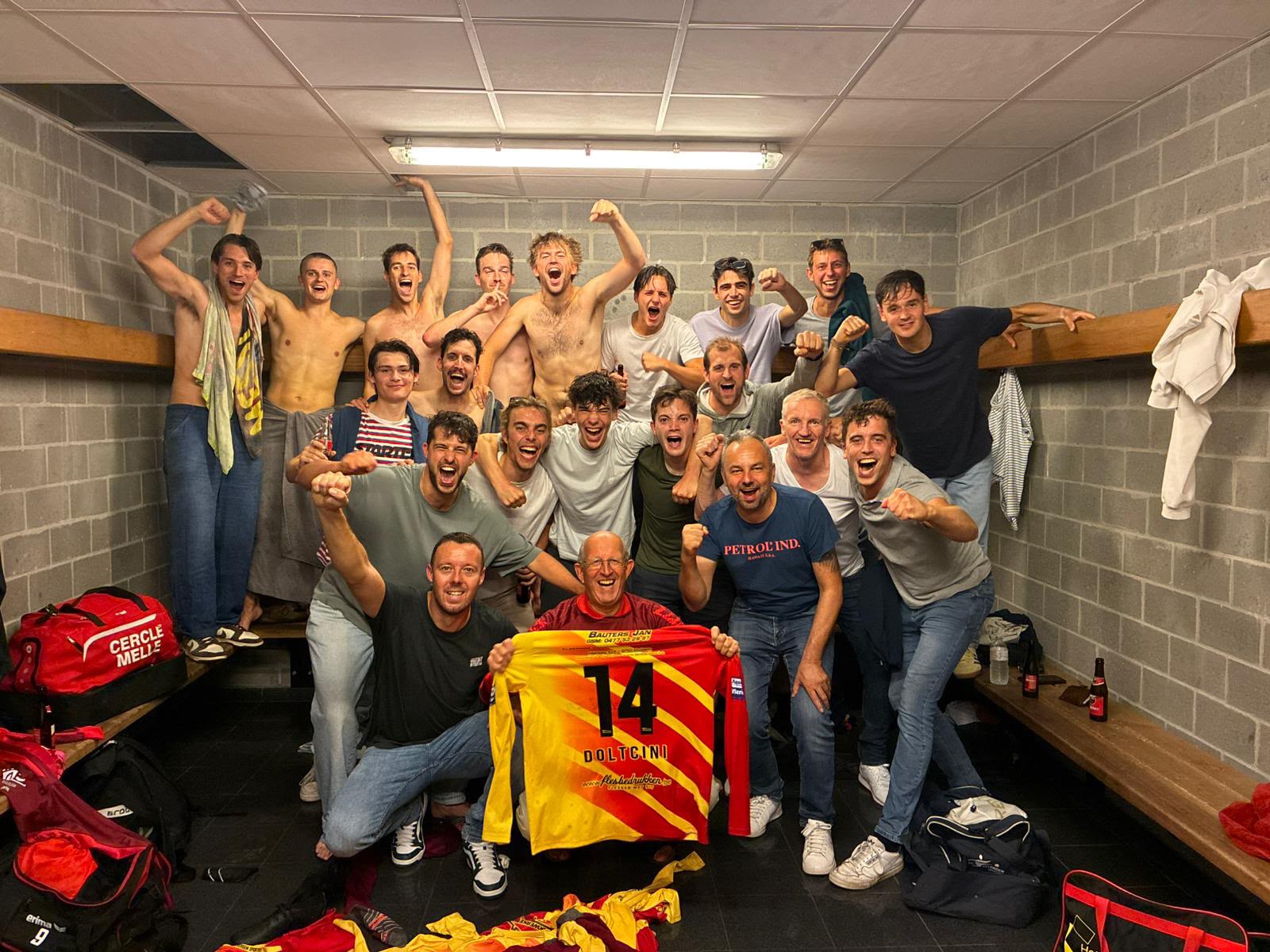 De ploeg viert de overwinning in de kleedkamer