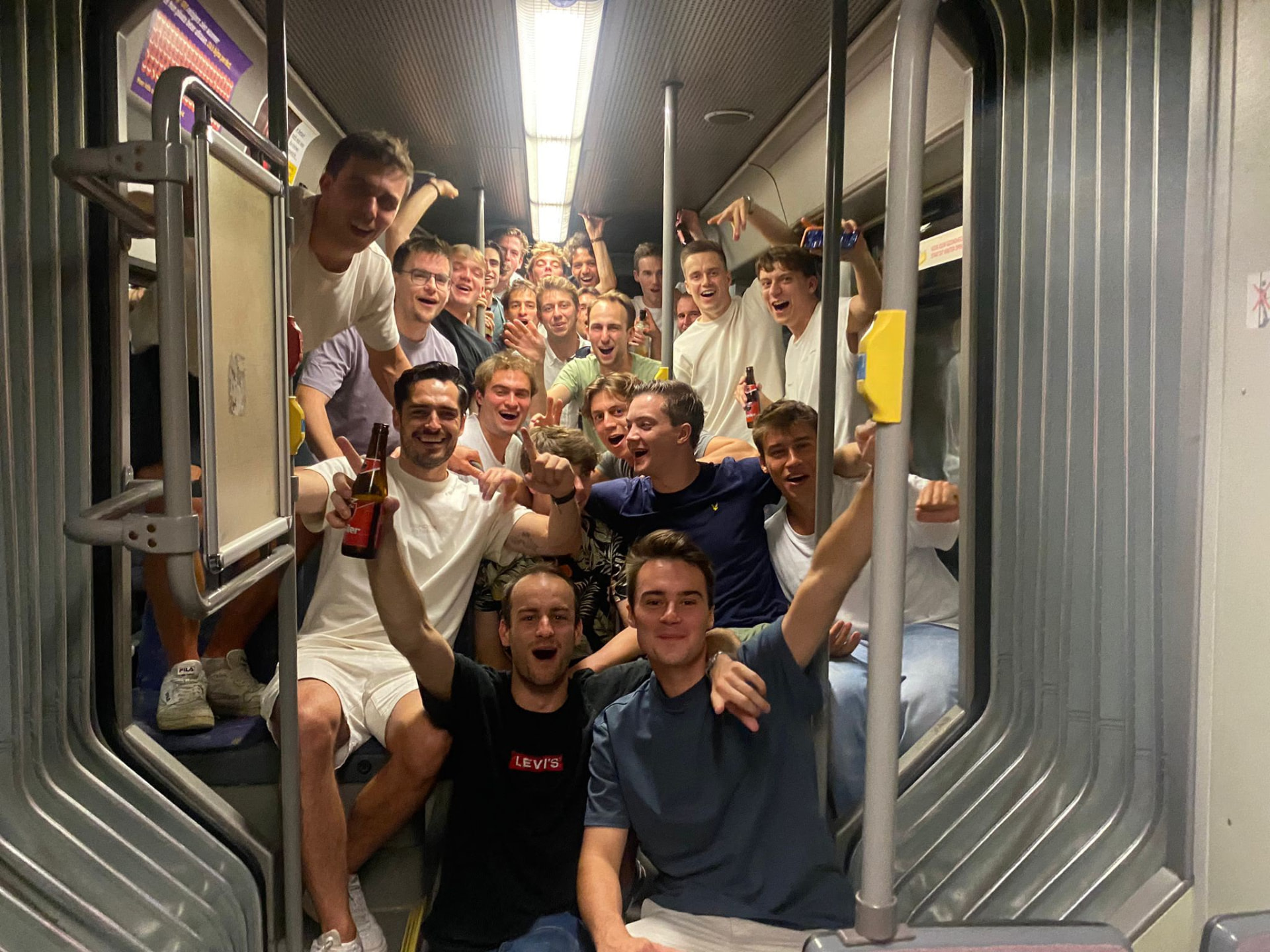 De spelersgroep op de tram onderweg naar het weekend