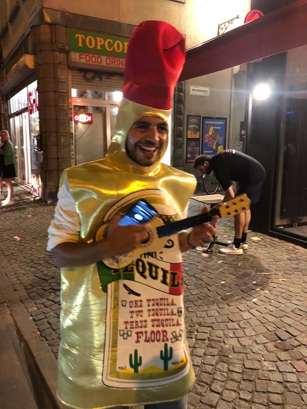 Speler verkleed als tequilafles op stap in Gent