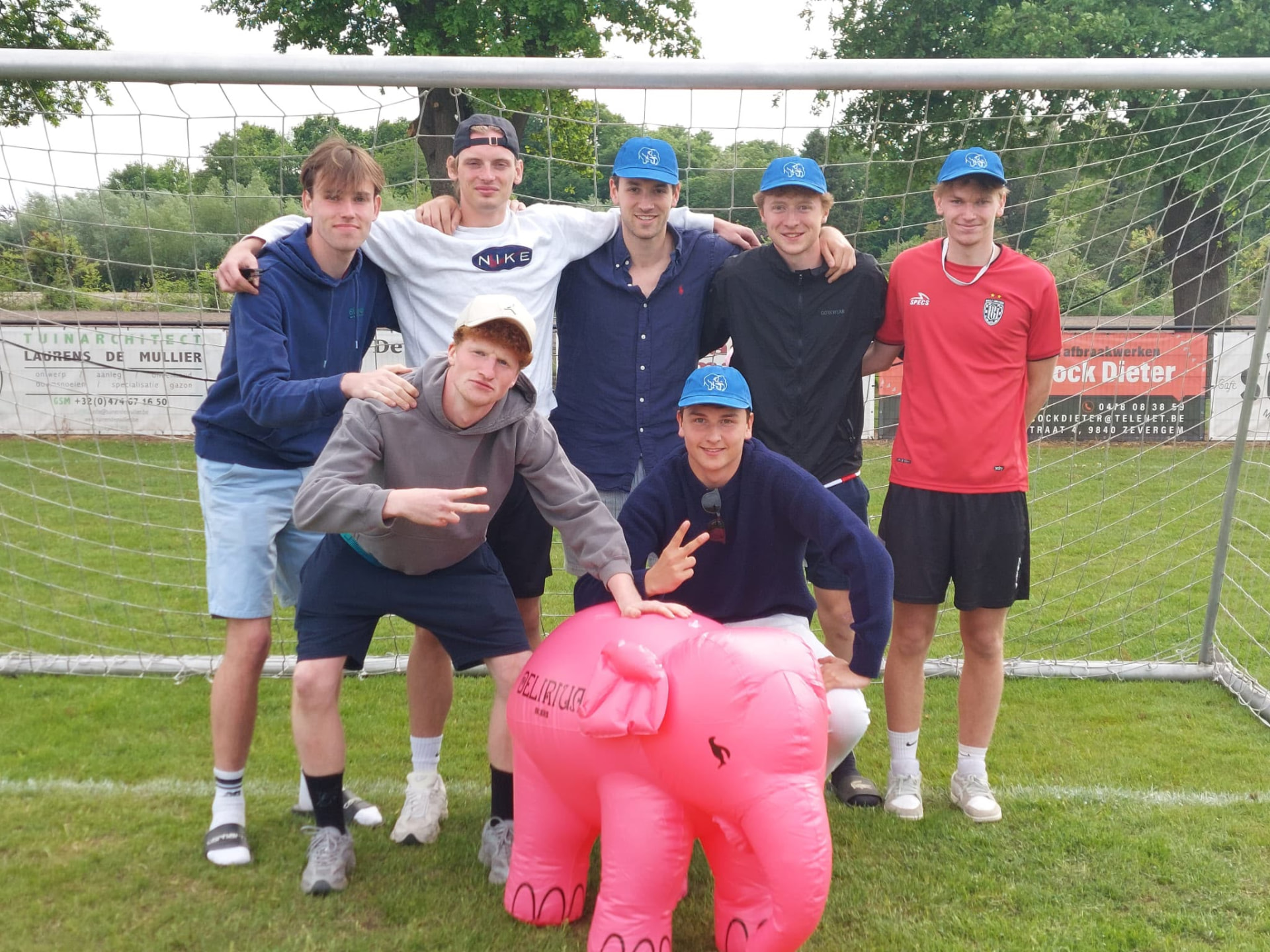 Spelers met petjes en een roze olifant voor het doel