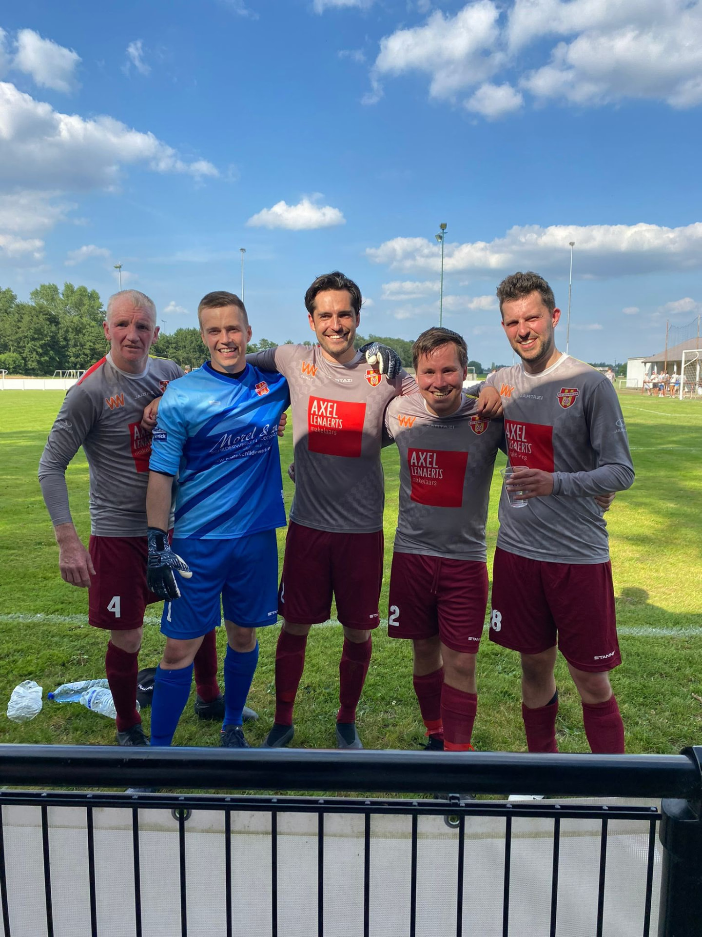 Vijf spelers poseren langs het veld na de match